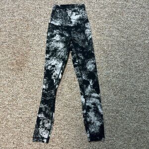 Size 0 white and black Lulu lemon leggings